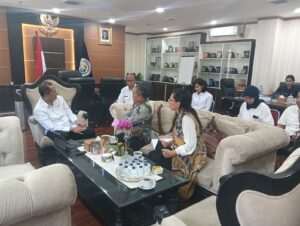 Menteri Iftitah (kiri) saat beraudiensi dengan Bupati Edi dan Kadis Nakertrans di Jakarta belum lama ini. (Foto : Dok. Disnakertrans)