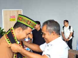 Bupati Edi (kanan) saat mengalungkan Selendang Songke, simbol ucapan selamat datang kepada Kajari Yoanes. (Foto : Tildis)
