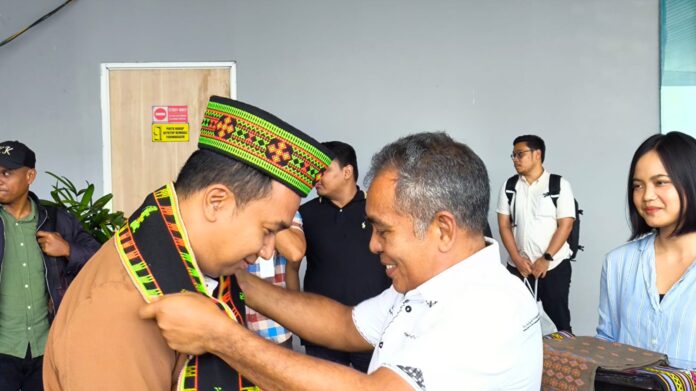Bupati Edi (kanan) saat mengalungkan Selendang Songke, simbol ucapan selamat datang kepada Kajari Yoanes. (Foto : Tildis)
