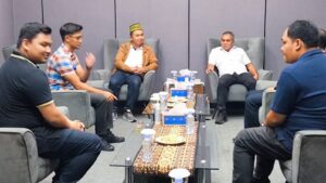 Bupati Edi (kanan) bersama Kajari Yoanes di ruang VIP Bandara Komodo. (Foto : Tildis)