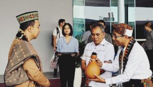 Bupati Edi (kedua dari kanan), saat menyaksikan adak 'Tuak Curu' untuk Kajari Yoanes. (Foto : Tildis)