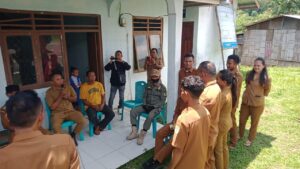 Camat Sano Nggoang bersama para pihak saat melakukan Sidak di salah satu rumah warga. (Foto : Ist.)