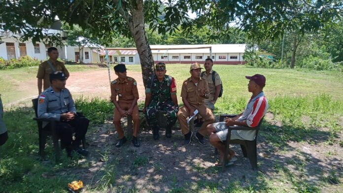 Camat Sano Nggoang (ketiga dari kiri) saat koordinasi lapangan untuk basmi HPR. (Foto : Ist.)