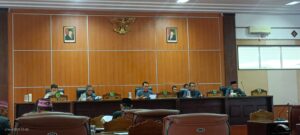 Bupati Mamggarai Barat bersama sejumlah pimpinan DPRD Manggarai Barat saat berlangsugnya Sidang Paripurna. (Foto : Rafika)