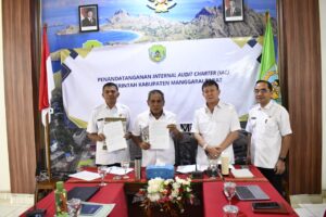 Bupati Manggarai Barat, Edistasius Endi (kedua dari kiri) bersama Wakil Bupati, Inspektur dan Sekda Mabar. (Foto : Gonsa)