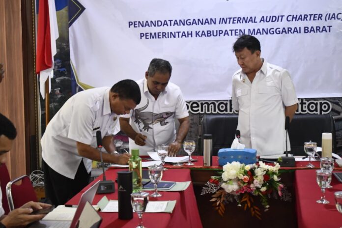 Bupati Edi (tengah) bersama Wakil Bupati dr. Yulianus Weng dan Inspektur Blasius Oban. (Foto : Gonsa)