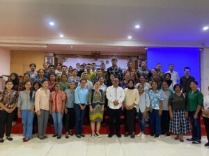 Kadinkes Mabar, Adrianus Ojo (tengah) bersama nara sumber dan peserta kegiatan. (Foto : Dok Dinkes)