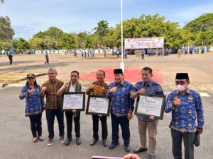 Wakil Bupati Manggarai Barat, dr. Yulianus Weng (tengah) bersama penerima penghargaan. (Foto : Gery)