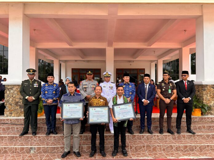 Perwakilan dari 3 hotel penerima penghargaan saat foto bersama para pejabat Pemkab Mabar. (Foto : Gery)