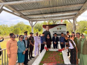 Ketua DORD Manggarai Barat, Beny Nurdin (tengah) bersama Wabup Yulianus dan para pejabat terkait, saat berada di Makam Bupati Pertama, Fidelis Pranda. (Foto : Gery)