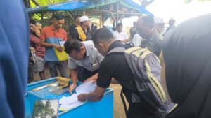 Perwakilan kelompok nelayan menandatangani berita acara serah terima. (Foto : Tildis)
