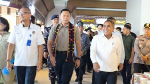 Bupati Edi (kanan) saat mendampingi Menko AHY meninjau lokasi Bnadara Udara Komodo. (Foto : Tildis)