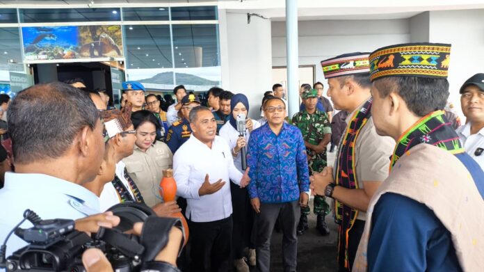 Bupati Edi (tengah) saat menerima kehadiran 3 Menteri di Bandara Udara Komodo. (Foto : Tildis)