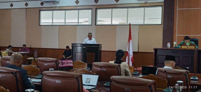 Bupati Edi, saat menyampaikan Jawaban Pemerintah. (Foto : Bion)