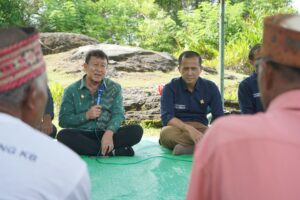 Wakil Bupati Manggarai Barat, dr. Yulianus Weng, saat mendampingi Menteri Iftitah dalam dialog dengan masyarakat di Translok Macang Tanggar. (Foto : Dok. DisNakertrans)