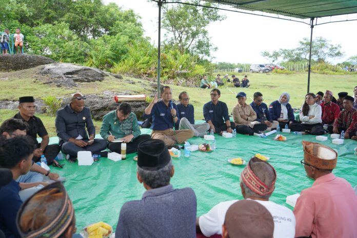 Menteri Iftitah saat berdialog dengan warga Translok Macang Tanggar. (Foto : Dok. Disnakertrans)