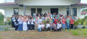 Vikep Labuan Bajo, RD. Yuvens Rugi (tengah, belakang) saat foto bersama anggota DWP Manggarai Barat. (Foto : Rafika)