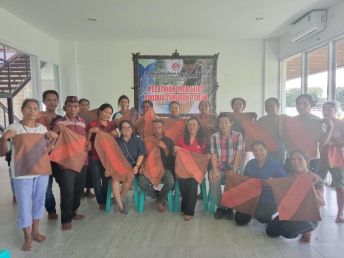 Wakil Ketua Dekranasda Mabar, Ny. Melly Weng (tengah) bersama pengrajin tenun di Lembor. (Foto : Dok. Dekranasda)