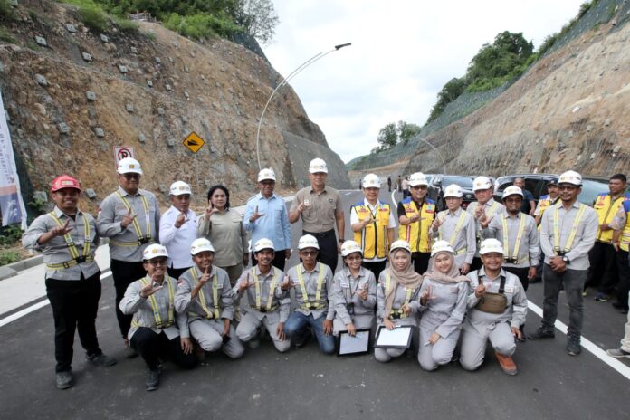 WhatsApp Image 2025-11-15 at 18.54.21 Menko AHY (tengah) saat berada di jalan lintas utara Flores. (Foto : Dok. Humas Menko Infra.)