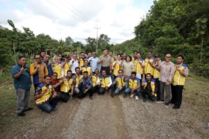 Menteri AHY (tengah) saat berada di salah satu titik jalan lintas utara Flores. (Foto : Dok. Humas Menko Infra.)