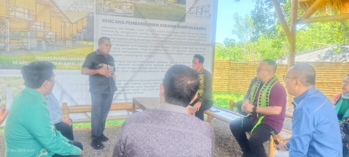 Bupati Edi (berediri) saat memberi penjelasan tentang Bambu di Arboretum Bambu di Batu Cermin. (Foto : Rafika)