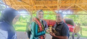 Bupati Edi (kanan) saat menyerahkan cenderamata dari Bambu kepada salah satu rombongan. (Foto : Rafika)