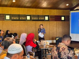 Kadis Nakertrans, Theresia P. Asmon saat memberikan sambutan. (Foto : Gery)