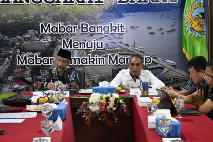 Bupati Manggarai Barat, Edistasius Endi (kanan) saat RDPU dengan BA DPD RI. (Foto : Gonsalez)