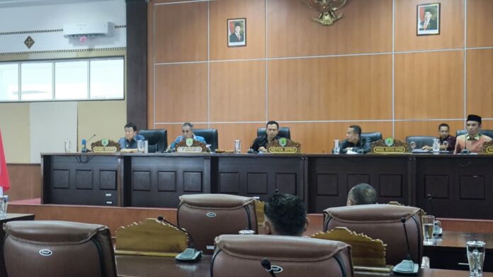 Bupati Edi (kedua dari kiri), saat sidang paripurna ke-10 DPRD Manggarai Barat. (Foto : Rafika)