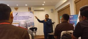 Kepala Loka POM Manggarai Barat saat memaparkan materi. (Foto : Ferdy Jemaun)