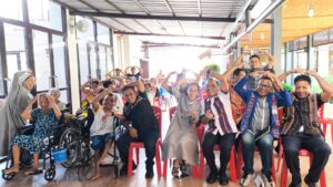 Bupati Edi (keempat dari kiri) bersama anak-anak panti dan para Suster di Rumah Kasih Kkottongnae. (Foto : Tildis)