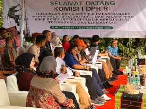 Rombongan bersama masyarakat di Cunca Wulang. (Foto : Gery)