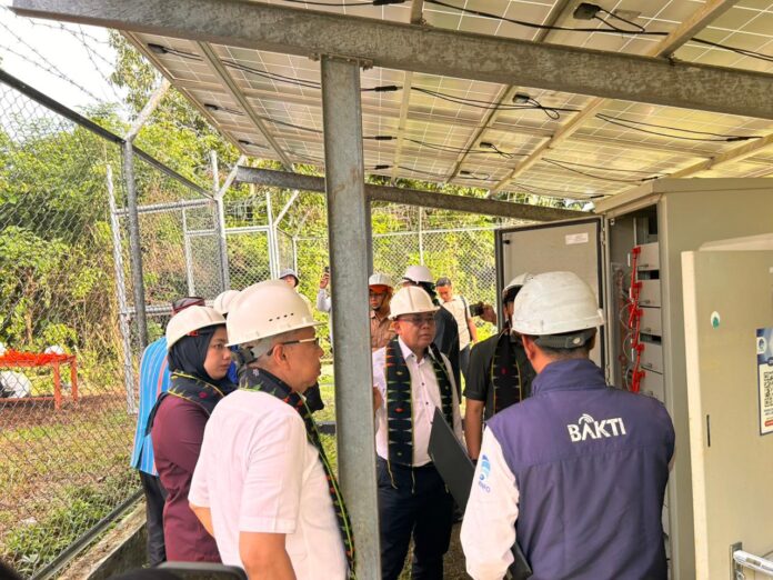 Rombingan Komisi I saat melakukan peninjauan lapangan di Desa Cunca Wulang. (Foto : Gery)