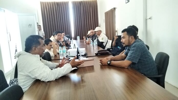 Ketua Satuan Tugas (Satgas) Koordinasi Supervisi Wilayah V Komisi Pemberantasan Korupsi (KPK), Dian Patra, saat berhadapan dengan perwakilan PT Abid Jaya. (Foto : Gonsalez)
