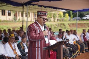 Kadis Kesehatan Manggarai Barat, Adrianus Ojo, saat memberi amanat pada perayaan HKN Ke-61 di Pacar. (Foto : Firman Dinkes)