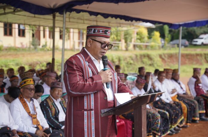 Kadis Kesehatan Manggarai Barat, Adrianus Ojo, saat memberi amanat pada perayaan HKN Ke-61 di Pacar. (Foto : Dok. Dinkes)