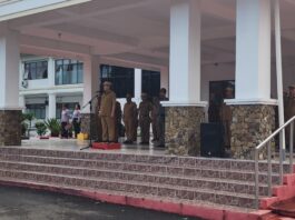 Wakil Bupati Manggarai Barat dr. Yulianus Weng,M.Kes saat memimpin upacara di halaman kantor Bupati Manggarai Barat, foto prokopim mabar