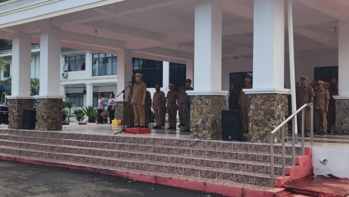 Wakil Bupati Manggarai Barat dr. Yulianus Weng,M.Kes saat memimpin upacara di halaman kantor Bupati Manggarai Barat, foto prokopim mabar