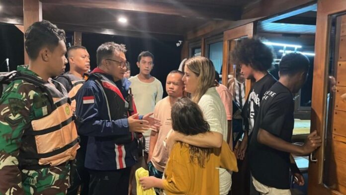 Keluarga Korban KM. Putri Sakinah (Foto : Ist.)