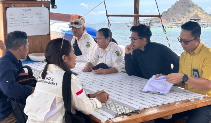 Kaban Yuliana bersama tim saat melakukan sidak pajak diatas kapal. (Foto : Dok. IKP Kominfo)