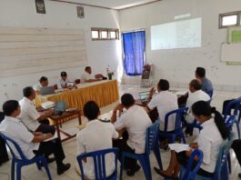 Camat Sano Nggoang saat presentasi Inovasi Basah Kakak dihadapan tim Brida beberapa waktu lalu. (Foto : Dok. IKP)