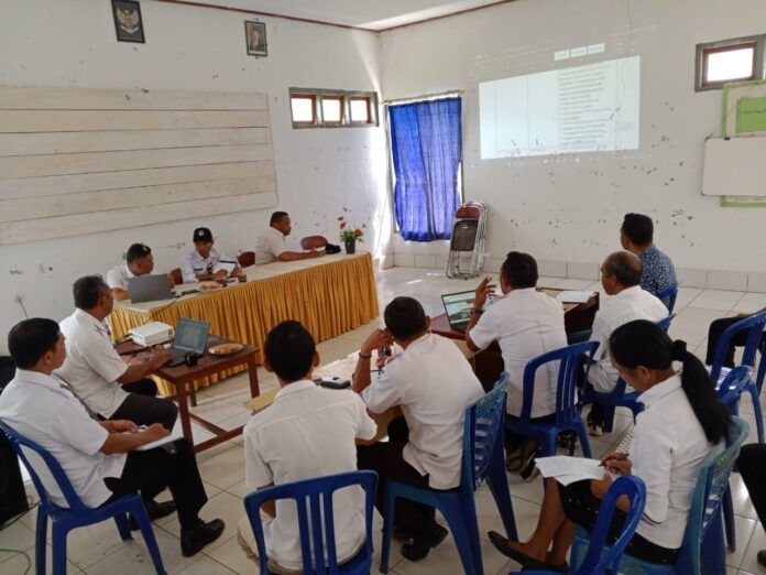 Camat Sano Nggoang saat presentasi Inovasi Basah Kakak dihadapan tim Brida beberapa waktu lalu. (Foto : Dok. IKP)