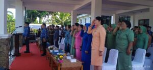 Ketua Dharma Wanita Persatuan Manggarai Barat, Fatincy Reinilda Sodo (kanan), saat mengikuti apel. (Foto : Gery)