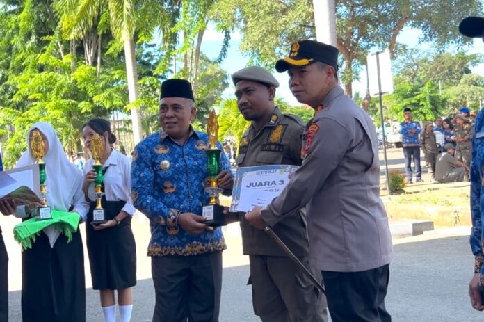Pemenang lomba saat menerima hadiah dari Bupati Edi yang didampingi Kapolres Manggarai Barat. (Foto : Gery)