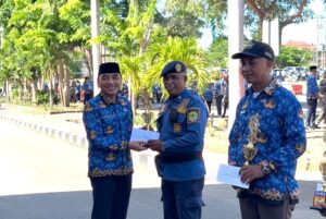 Sekda Mabar (kiri) saat menyerahkan hadiah kepada pemenang lomba. (Foto : Gery)