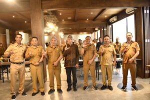 Ketua Tim Peneliti ITS, Mochamad Yusuf (tengah) bersama Asisten Laurensius dan sejumlah piminan OPD. (Foto : Gonsalez)