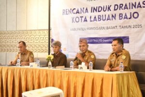 Asisten II Setda Mabar, Laurensius Y.A. Nabu (kedua dari kanan) saat menyampaikan sambutan. (Foto : Gonsalez)