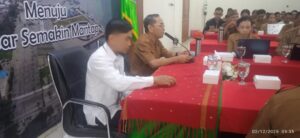 Sekda Mabar, Fransiskus S. Sodo (kanan) saat memimpin kegiatan bersama BPKP NTT. (Foto : Sebinus)