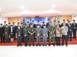 Wakil Bupati Yulianus Weng (tengah) saat foto bersama para pejabat administrator yang dilantik. (Foto : Gonsalez)