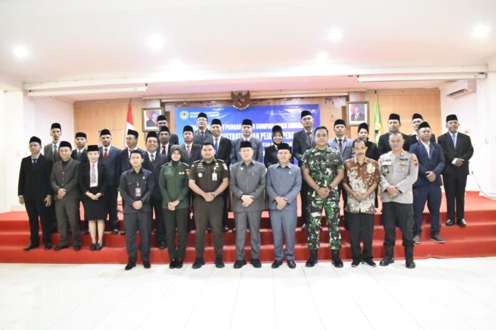 Wakil Bupati Yulianus Weng (tengah) saat foto bersama para pejabat administrator yang dilantik. (Foto : Gonsalez)
